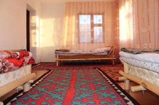 Гостевой дом Guest House Guljan Bokonbayevo Кровать в общем 4-местном номере для мужчин и женщин-1