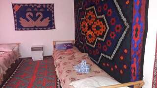 Гостевой дом Guest House Guljan Bokonbayevo Кровать в общем 4-местном номере для мужчин и женщин-3